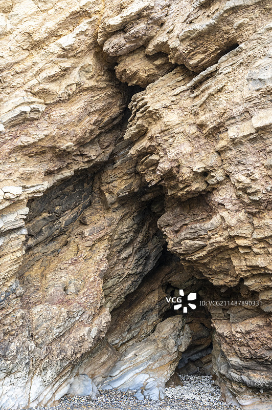 晴空下岩层的低角度视图，背景，海边岩石风景图片素材