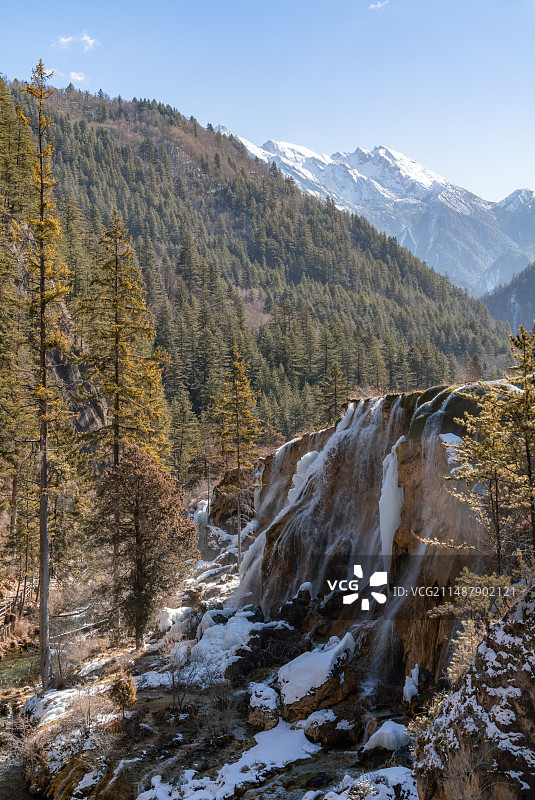 四川阿坝九寨沟珍珠滩瀑布晴天雪景风光竖拍图片素材