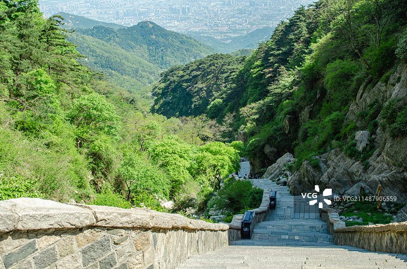 中国自然风光拍摄主题，山东泰安国家5A级著名风景区泰山南天门十八盘景点，户外白昼无人图像摄影图片素材