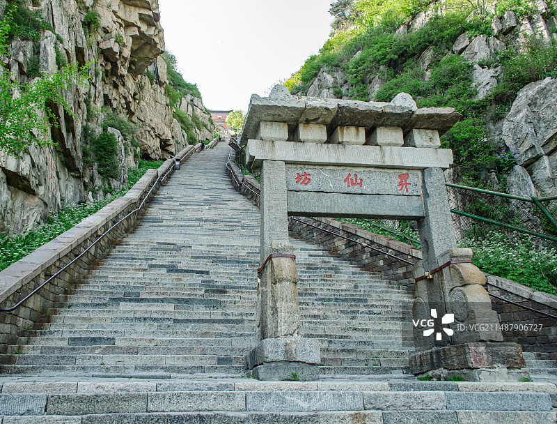 中国非都市风光拍摄主题，山东省泰安市国内著名景点泰山风景区，升仙坊的大理石牌楼和陡峭台阶楼梯图片素材