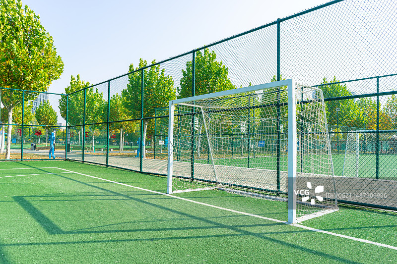 中国运动健身休闲活动拍摄主题，城市运动公园里的足球场地，白色的小的足球门框，户外白昼无人图像摄影图片素材