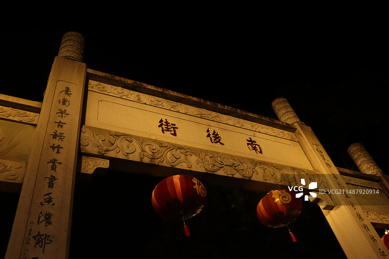 夏季的夜晚，福建福州三坊七巷和达明美食街夜景和游玩的人们。 三坊七巷中游玩的少女图片素材