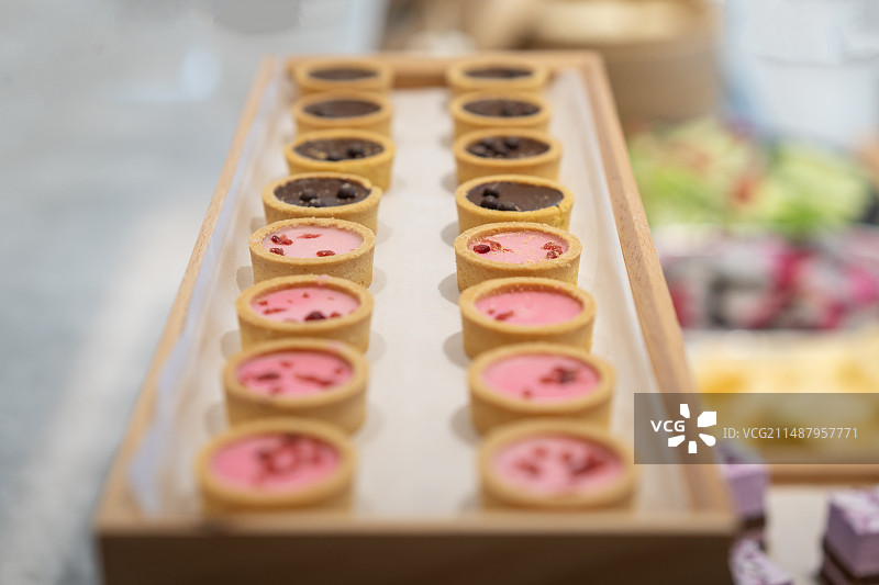 早餐台上的蛋糕和甜品图片素材