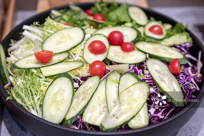 早餐台上的水果和沙拉图片素材