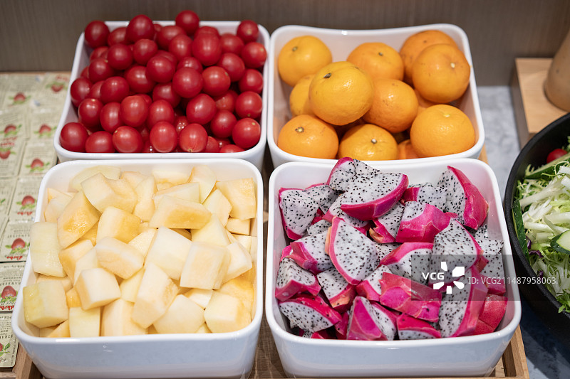 早餐台上的水果和沙拉图片素材