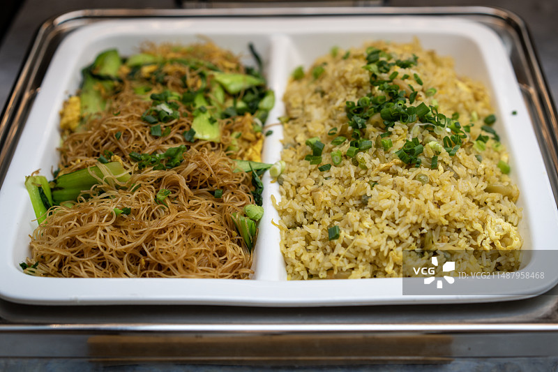 餐台上的炒面和炒饭图片素材
