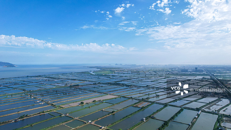 蓝天白云下的海滨城图片素材