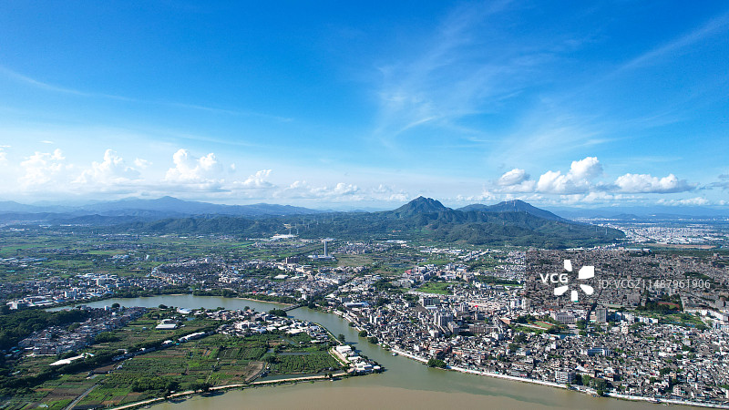 蓝天白云下的海滨城图片素材