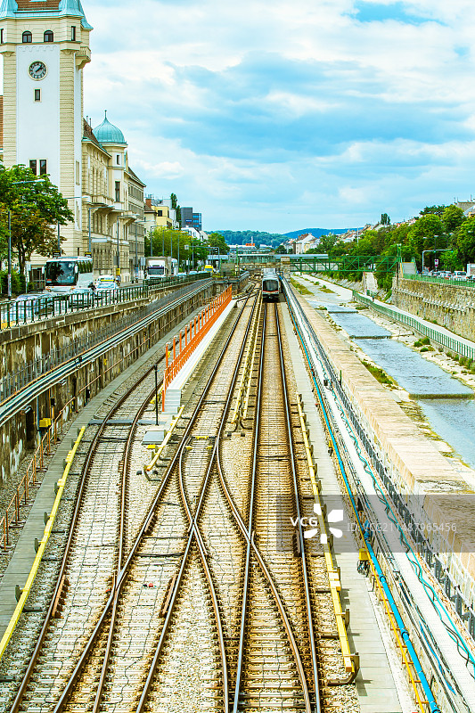 奥地利首都维也纳火车站的列车和纵横交错的铁轨图片素材