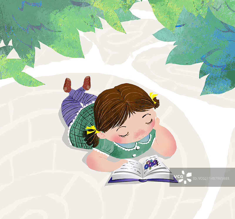 可爱的小姑娘，趴着阅读一本书图片素材