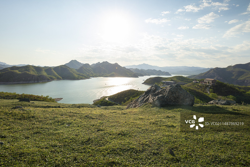 黄昏时自然山川草地湖泊，夏天户外风景，汽车广告背景图图片素材