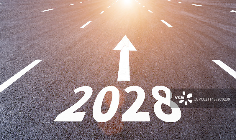 朝阳洒满2028前进方向的道路图片素材