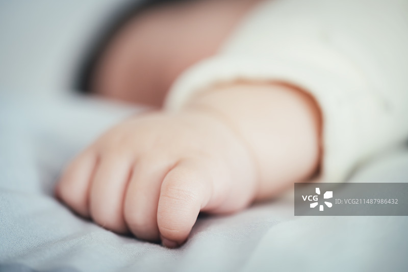 七个月大的婴儿的手部特写图片素材