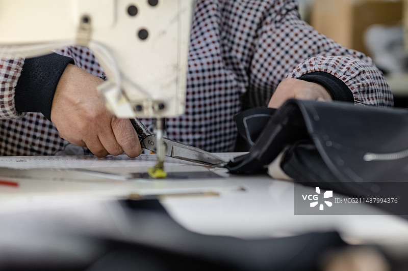 在缝纫机上工作的工人图片素材