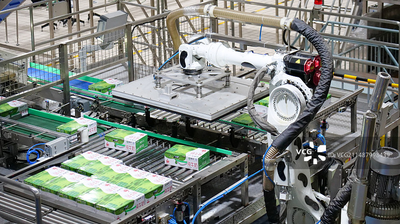 牛奶包装车间  工厂机械手臂  工厂传送带 牛奶工厂生产线图片素材