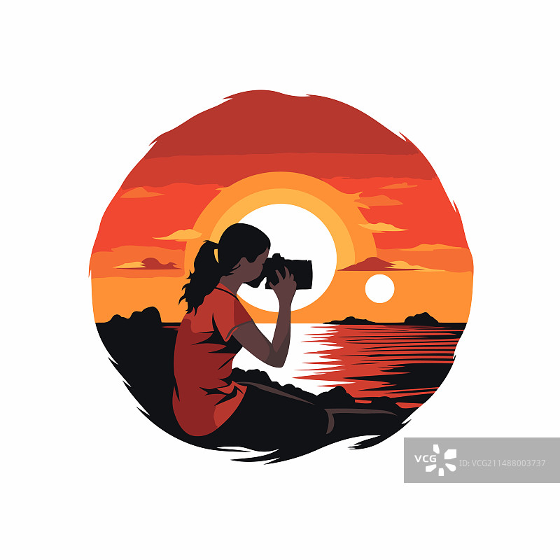 日落时手持相机的女性摄影师图片素材