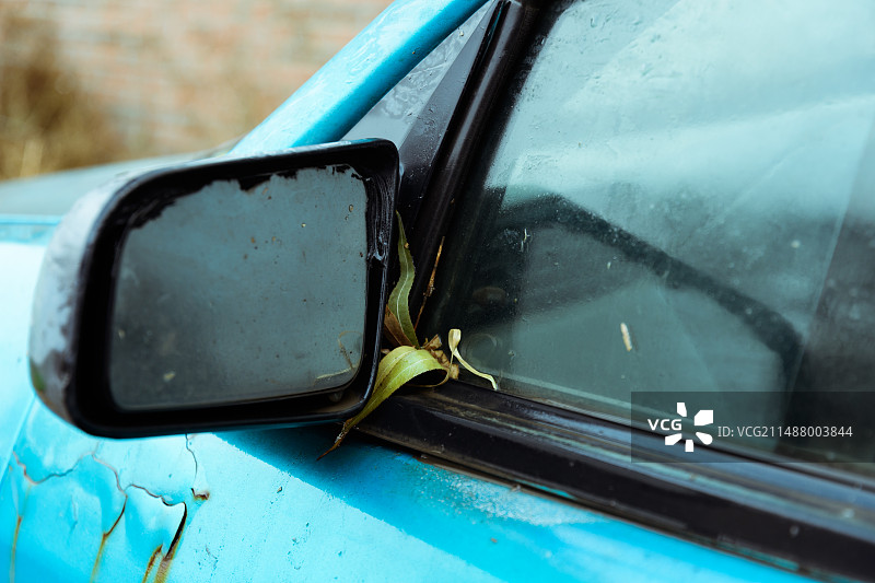 破旧汽车玻璃特写镜头图片素材