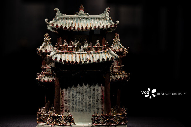 江西省博物馆新馆收藏展出的镇馆之宝元青花釉里红堆塑楼阁式人物谷仓图片素材