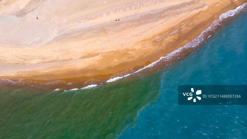 航拍视角下的沙滩及海岸线图片素材