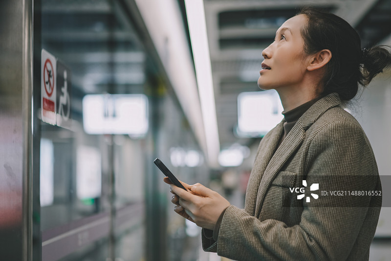 等待地铁列车的职业女性图片素材