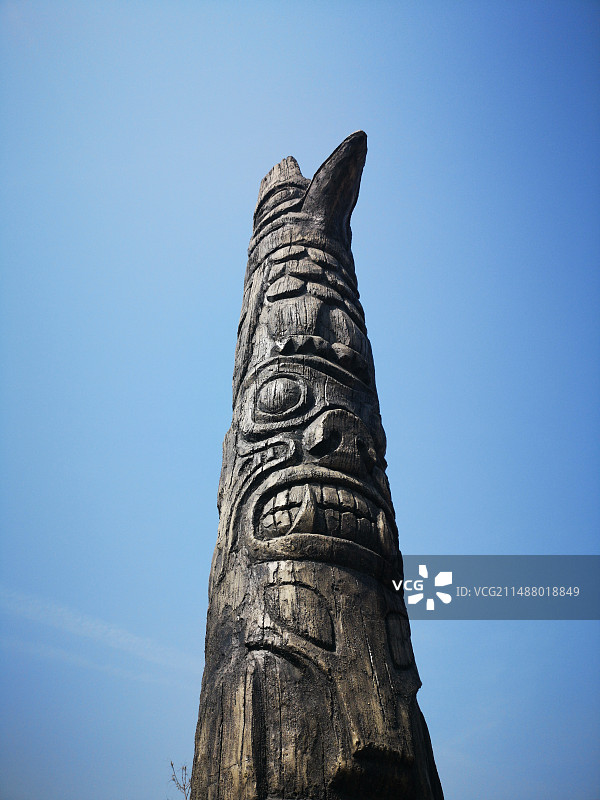 蓝天下的图腾俯视图图片素材