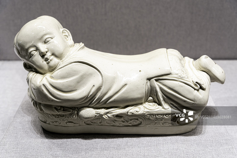 北京故宫博物院武英殿陶瓷馆重要馆藏文物北宋定窑白釉孩儿枕图片素材