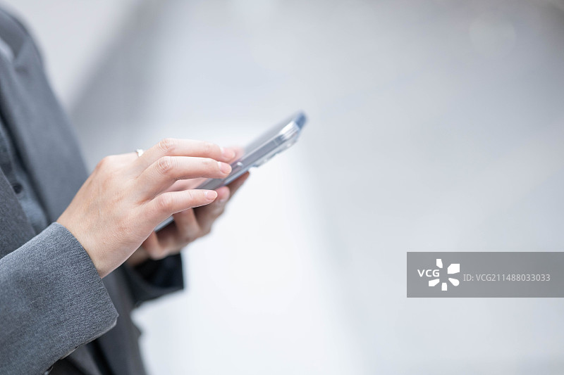 职业女性使用手机特写图片素材