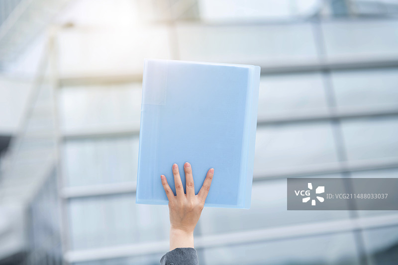 女性手举简历求职背景图片素材