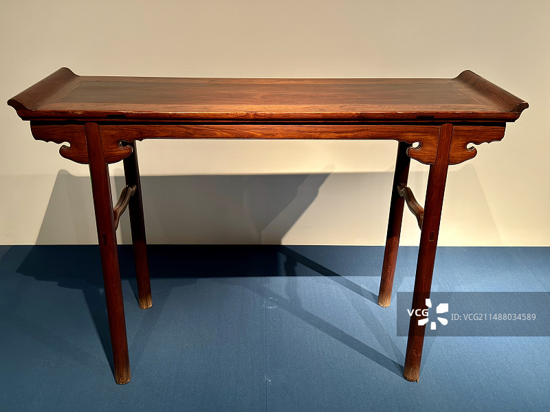 上海博物馆藏明代黄花梨木夹头榫翘头案图片素材