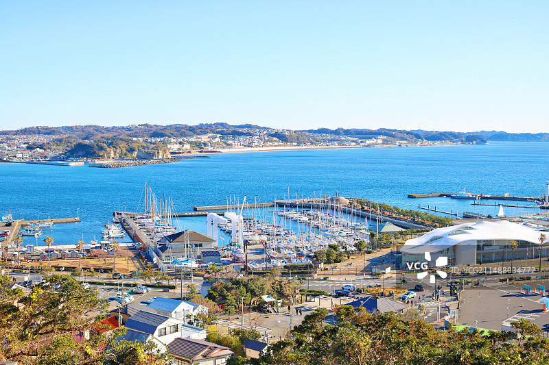 阳光下的日本江之岛海面图片素材