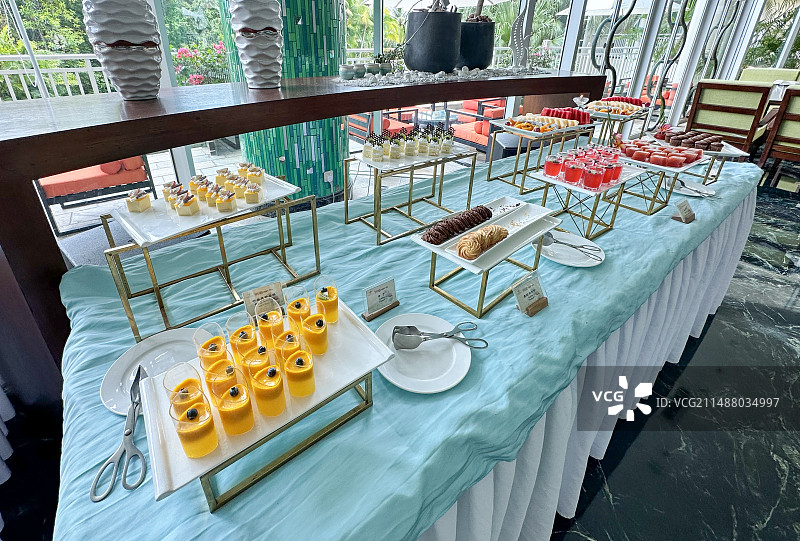 海南省三亚度假酒店自助餐西式糕点陈列台图片素材
