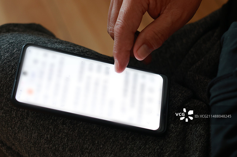 一个人用手机阅读新闻图片素材