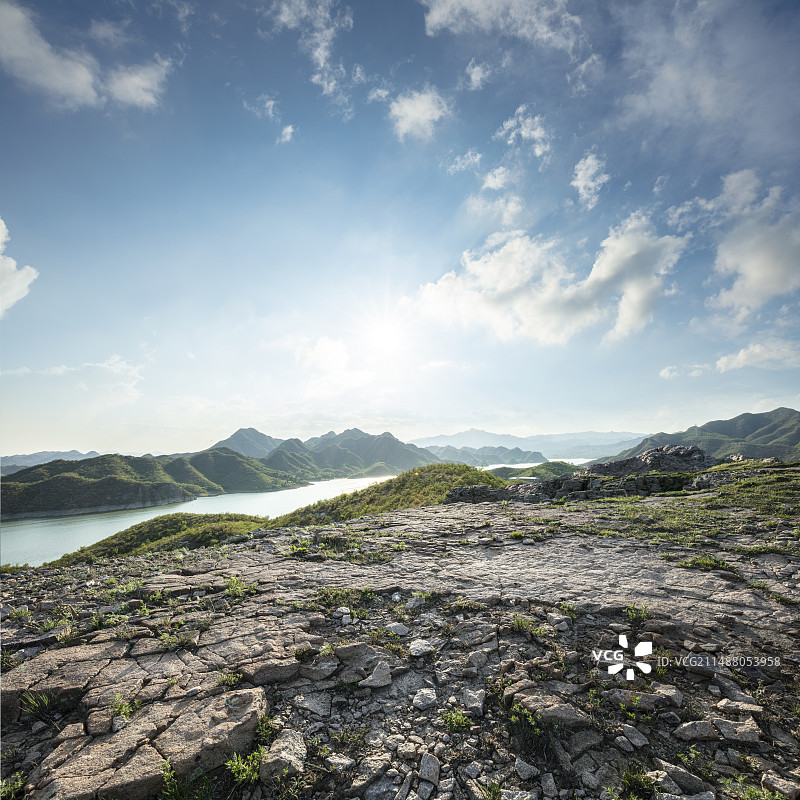 山顶上岩石平台与夏天山区自然风景，自然荒野区的极端路况，汽车广告背景图图片素材