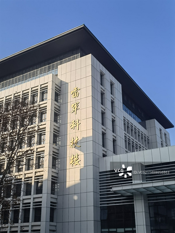 晴天的武汉大学雷军科技楼图片素材
