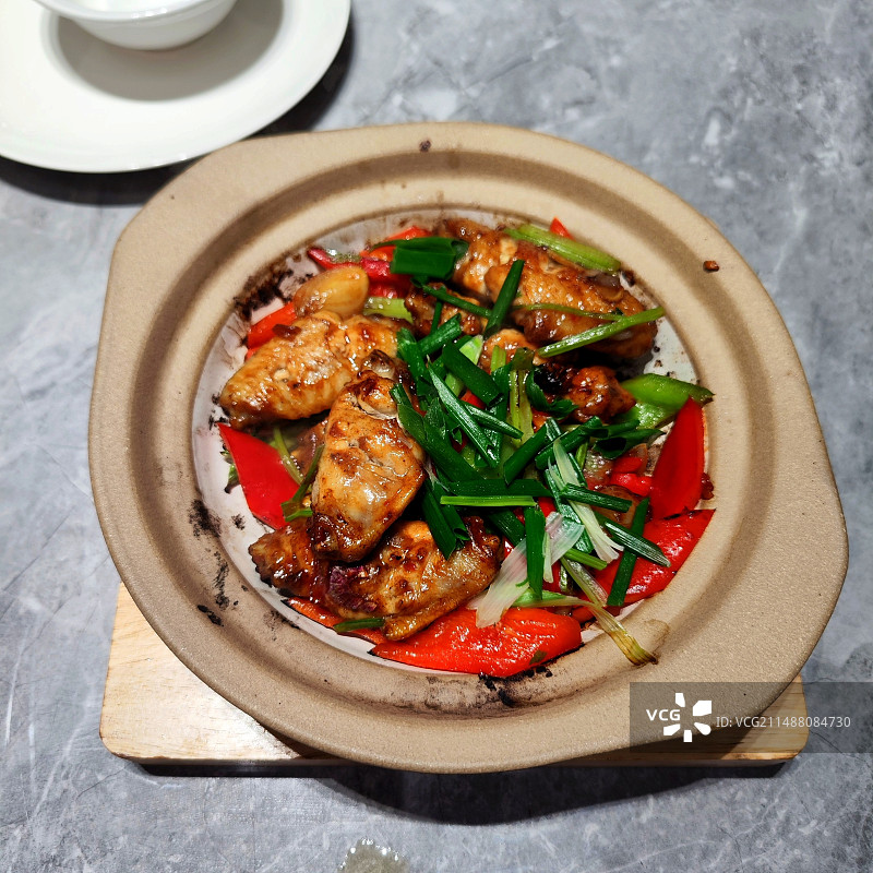 餐桌上的蔬菜烤鸡翅的高角度视图图片素材