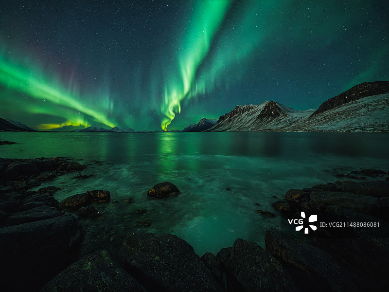 北极光下的冰川雪山图片素材