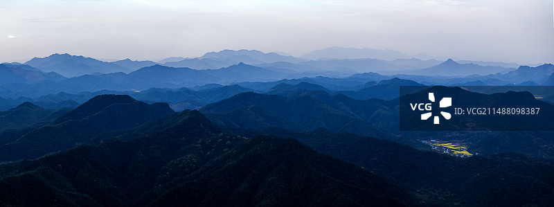 皖南清晨的山峦连绵起伏 春天油菜花开丹青画卷图片素材
