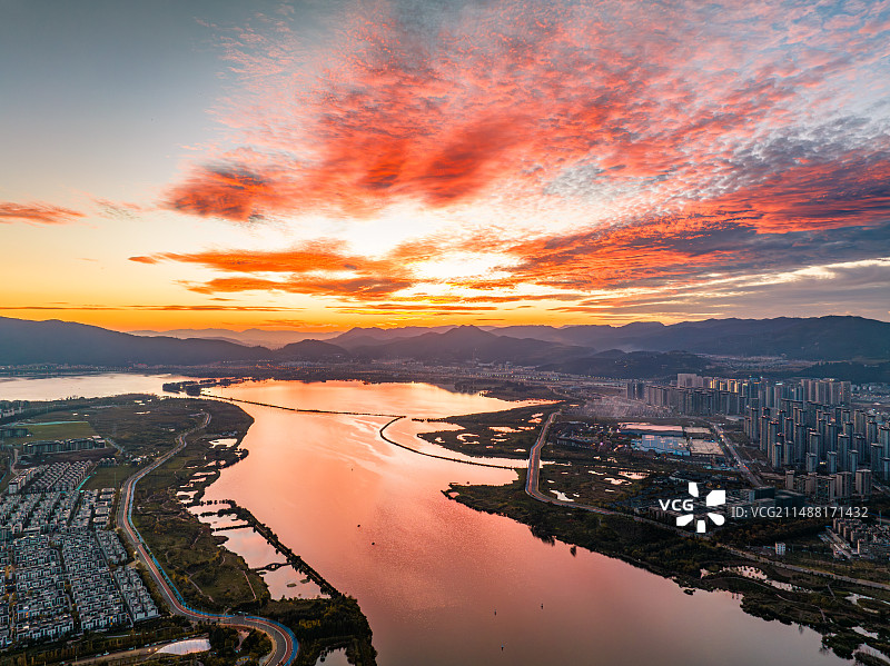 航拍昆明滇池西山日落风光图片素材