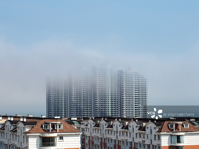 高层建筑被裹在云雾中 高视角图片素材