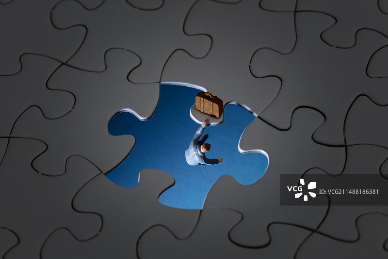 微缩创意掉进陷阱的投资者图片素材