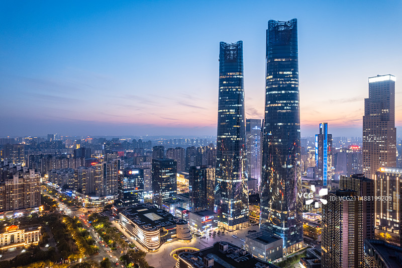 江西南昌红谷滩城市绿地双子塔蓝调夜景航拍图片素材