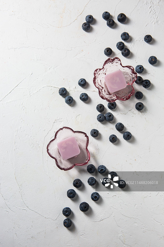 蓝莓果冻摆拍图片素材