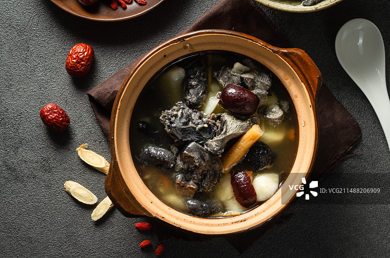 滋补养生的当归党参乌鸡汤图片素材
