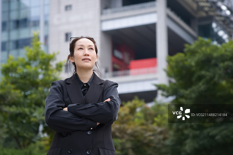 自信的都市女商人图片素材