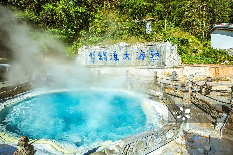 中国云南省腾冲市热海风景区，大滚锅景点地热沸泉热气喷涌图片素材