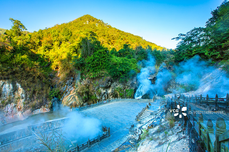 中国云南省腾冲市火山热海风景区地热沸泉喷涌热气图片素材
