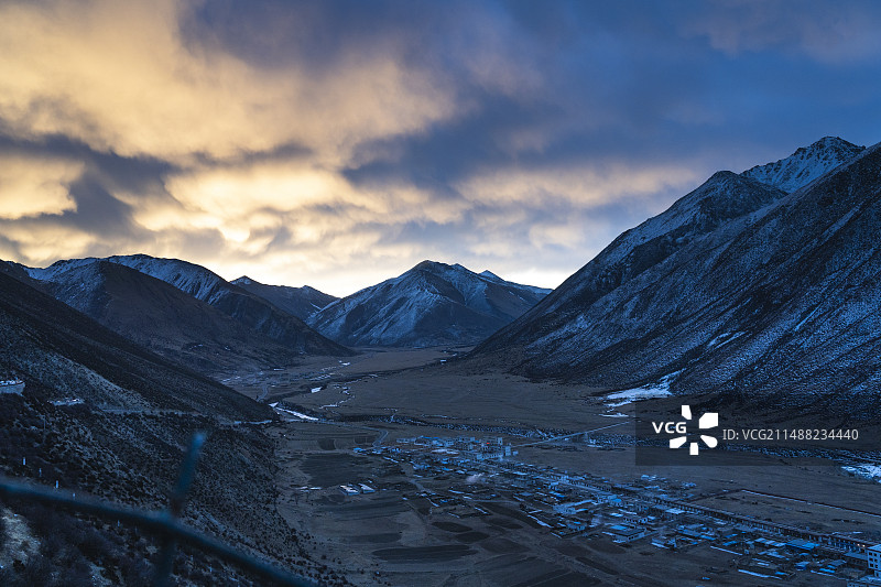 直贡梯寺俯瞰门巴乡小镇图片素材