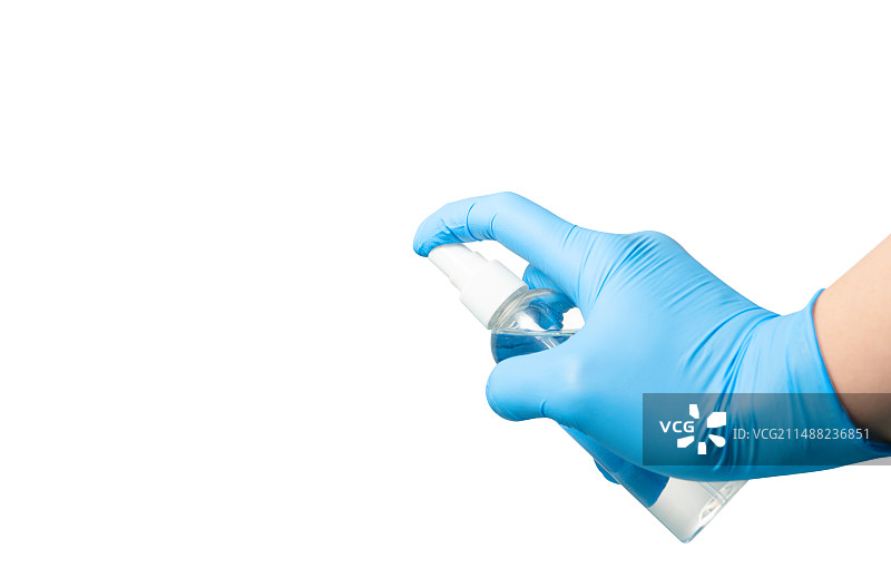 手拿着酒精消毒喷剂图片素材