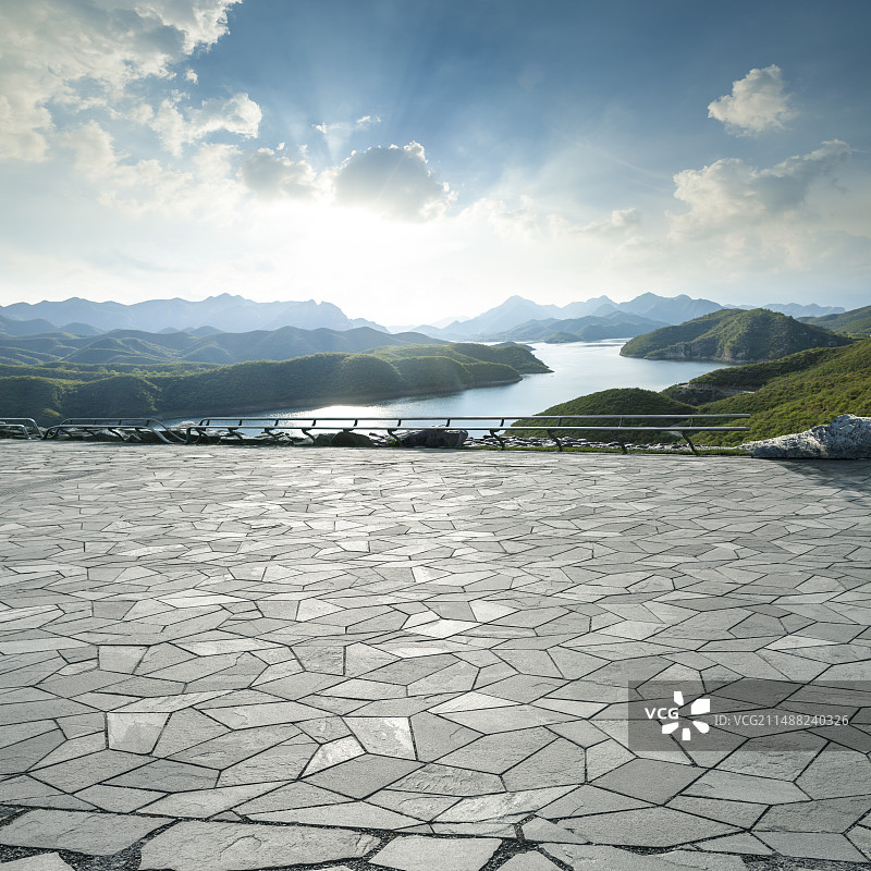 山顶上石板纹理地面平台与日落时的山川湖水，汽车广告背景图图片素材