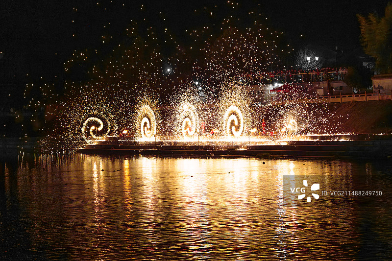 浙江台州黄岩宁溪二月二龙抬头打铁花图片素材